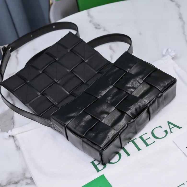 Batch 1420 𝒃𝒐𝒕𝒕𝒆𝒈𝒂 𝒗𝒆𝒏𝒆𝒕𝒂-New style 𝒄𝒂𝒔𝒔𝒆𝒕𝒕𝒆 The new cassette is really for both men and women 🉑️, the leather surface is changed from lamb to waxed calfskin, the gloss is 💯, the shoulder straps are matched with classic triangle elements, exquisite and fashionable, a street photography artifact (ps: super practical‼️) 🌈Only the highest-end in the market, welcome to compare Size: 23*15*5cm.     Model: 6687# oil wax leather
